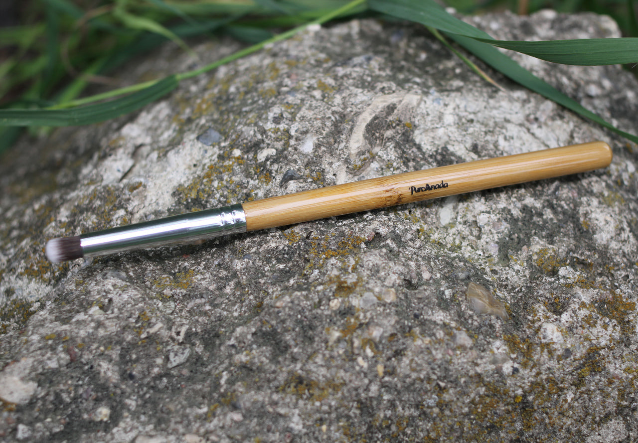 Pure Anada Contour Crease Eye Brush
