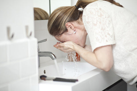 Maria Velve washing face